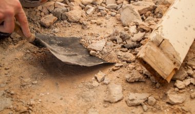 Bir daire tadilatı, duvar parçaları zımpara bir master satın 