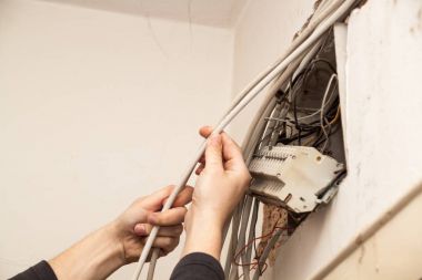 Düz yenileme, tamirci, elektrikçi, tüm th bağlanmaya çalışıyor