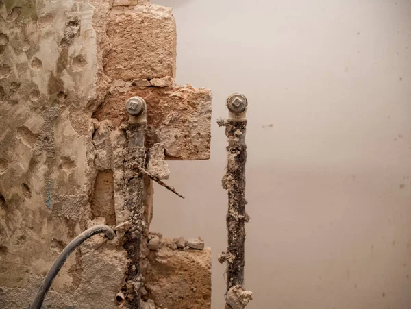 Renovação plana, mestre cai na parede do banheiro onde o p — Fotografia de Stock