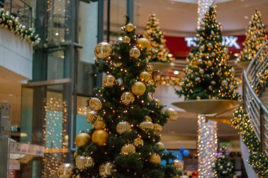 Noel tatil dekoratif altın top çam ağacı süsle