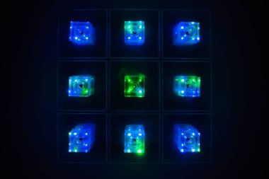 Koyu mavi ve yeşil kareler üst