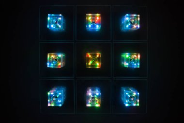 Üst koyu mavi ve renkli kareler