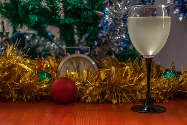 Noel ve yeni yıl kutlama tatil kadeh şarap ile bir — Stok fotoğraf