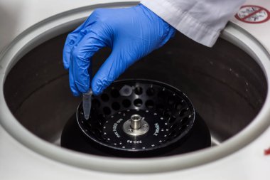 Araştırmacı veya bir biotechnolog çalışan bilim adamı ya da doktora öğrencisi