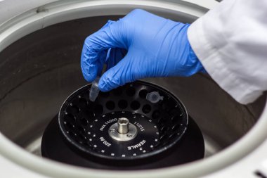 Araştırmacı veya bir biotechnolog çalışan bilim adamı ya da doktora öğrencisi