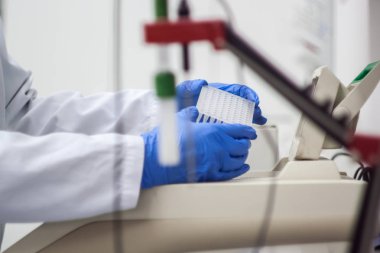 Modern bilim adamı Biyoteknolojik laboratuvar donatımı içinde çalışma