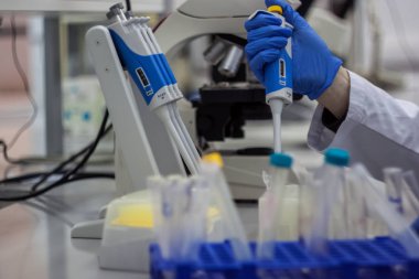 Biyoteknolojik laboratuarda çalışan Modern bilim adamı 