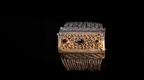 Серебряный антикварный браслет — стоковое фото