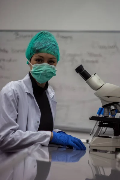 Tanuló vagy a laboratóriumi kutatások mikroszkóppal tudós — Stock Fotó