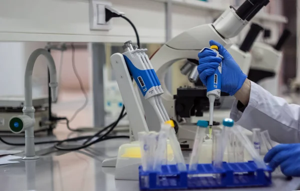 Moderna forskare som arbetar i biotekniska laboratorium — Stockfoto