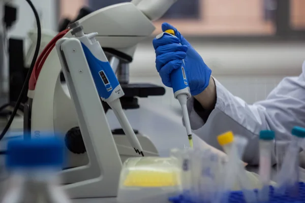 Moderna forskare som arbetar i biotekniska laboratorium — Stockfoto