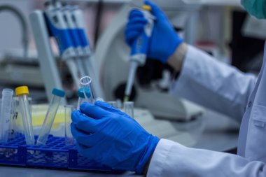 Biyoteknolojik laboratuarda çalışan Modern bilim adamı 