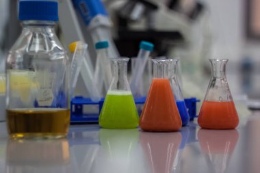 Biyoteknolojik labaratuar donanımları için araştırma. Şişeler, bott