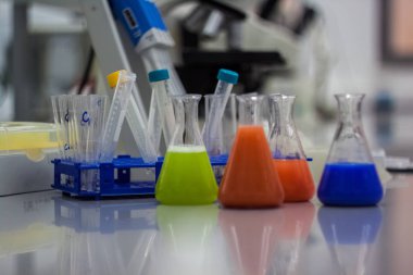 Biyoteknolojik labaratuar donanımları için araştırma. Şişeler, bott