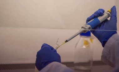 Modern bilim adamı Biyoteknolojik laboratuvar donatımı içinde çalışma
