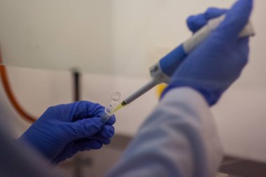 Modern bilim adamı Biyoteknolojik laboratuvar donatımı içinde çalışma