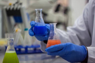 Araştırmacı veya mavi ve turuncu ch karıştırma bilim adamı ya da doktora öğrencisi