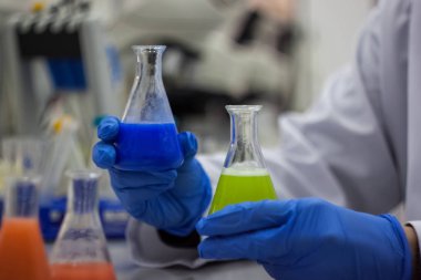 Araştırmacı veya yeşil ve mavi che karıştırma bilim adamı ya da doktora öğrencisi