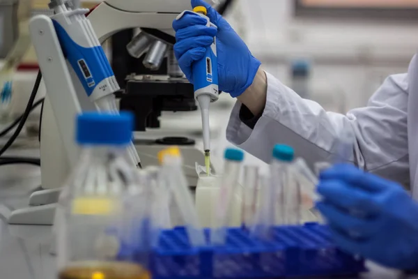 Ilmuwan modern yang bekerja di laboratorium bioteknologi — Stok Foto