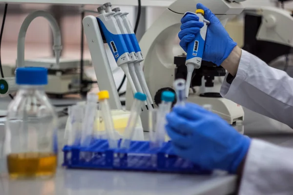 Cientista moderno trabalhando em laboratório biotecnológico — Fotografia de Stock