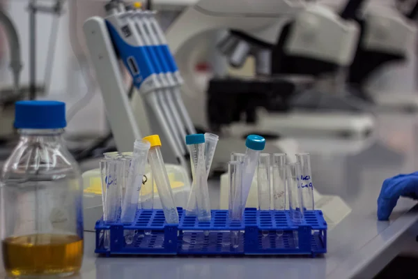 Equipamento de laboratório forense de biotecnologia moderna — Fotografia de Stock