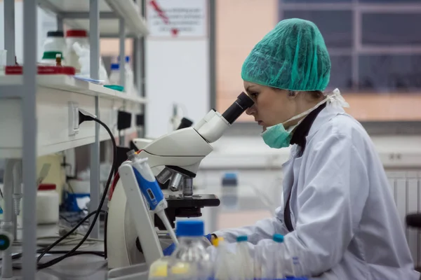 Bella ricercatrice medica o scientifica femminile o donna medico — Foto Stock