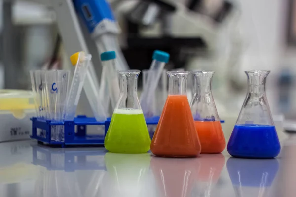 Apparecchiature biotecnologiche di laboratorio per la ricerca. Flasks, bott — Foto Stock