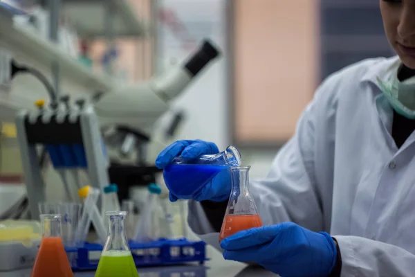 Forskare eller vetenskapsman eller phd student blanda blått och orange ch — Stockfoto