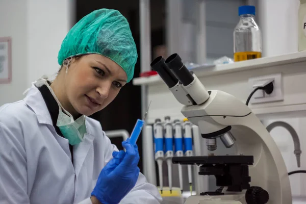 Beautiful female medical or scientific researcher or woman docto — Stock Photo, Image