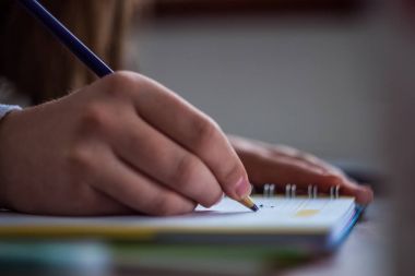Notlar not defterinde mor kalemle alarak küçük küçük kız. C