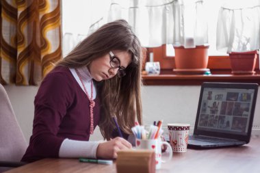 Gözlük ve mor elbise w ile güzel şirin küçük sarışın kız