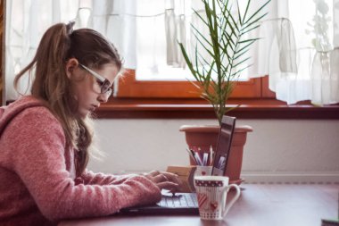 Gözlük ve mor elbise w ile güzel şirin küçük sarışın kız