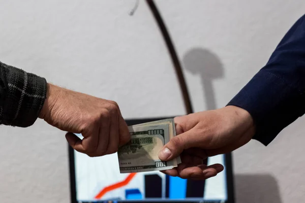 Два парня или бизнесмена торгуют сложенными долларами с рук — стоковое фото