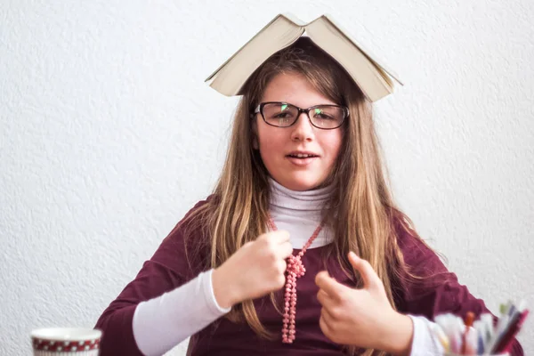 Bella carina bambina bionda con occhiali e vestito viola w — Foto Stock