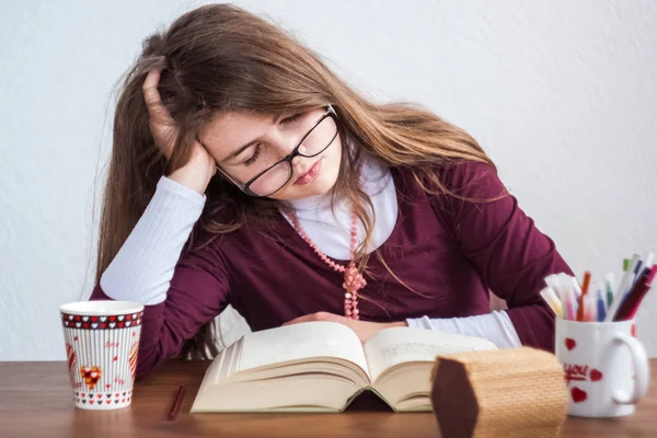 Bella ragazza bionda carina con occhiali e vestito viola — Foto Stock