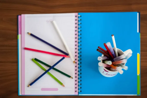 Tratando inútilmente de resolver los deberes. Lápices sobre la mesa — Foto de Stock