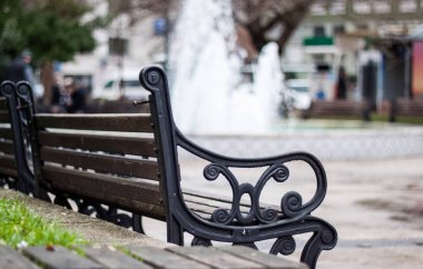 Terk edilmiş görünüyor bir çeşme ile güzel bir parkta boş tezgah