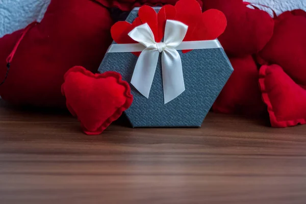 San Valentino, un pacchetto come regalo per una vacanza e un rosso sentire — Foto Stock