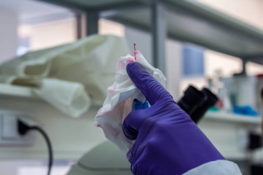 Bir iğne elinde tutan doktor o kan üzerinde sahip içinde