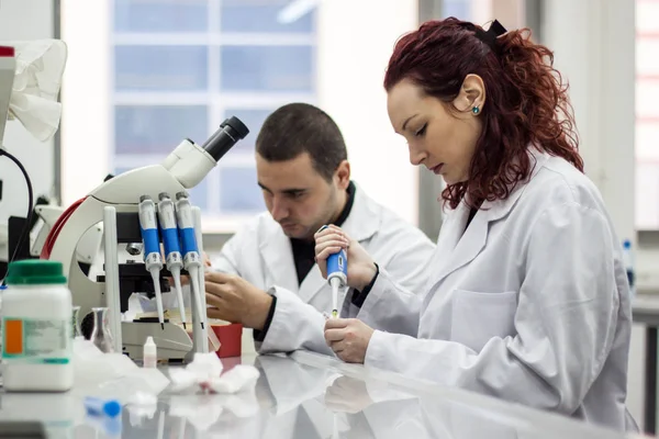 Pipettával a biotechnológia laborator modern tudós — Stock Fotó