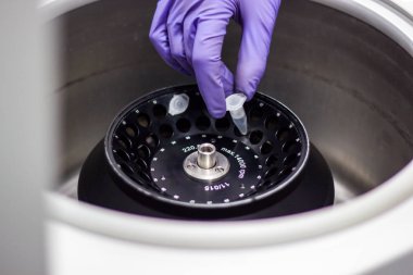 Araştırmacı veya bir biotechnolog çalışan bilim adamı ya da doktora öğrencisi