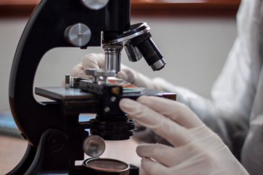 Dikkatli bir kopyasını tutan mikroskop adlı bir genç doktor çalışma