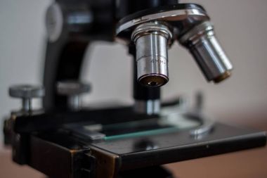 Dikkatli bir kopyasını tutan mikroskop adlı bir genç doktor çalışma