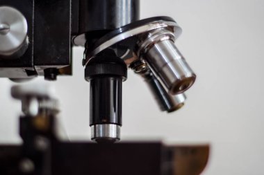 Dikkatli bir kopyasını tutan mikroskop adlı bir genç doktor çalışma