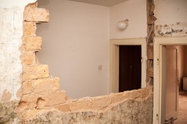 Düz yenileme, bir si oluşturmak için bölme duvar yıkılması