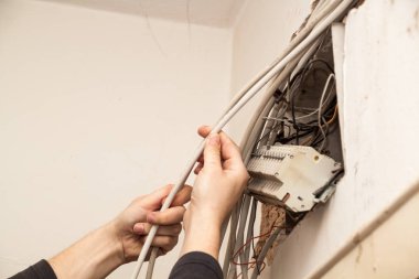 Düz yenileme, tamirci, elektrikçi, tüm th bağlanmaya çalışıyor
