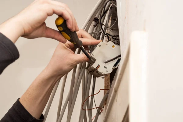 Flat renovation, handyman, electrician, trying to connect all th — Stock Photo, Image