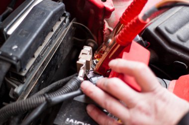 Araba elektrikçi şekilde kablolardan araba pil