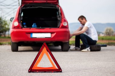 Araba kaldı yolda, dertte kırmızı üçgen yerleştirilen beh