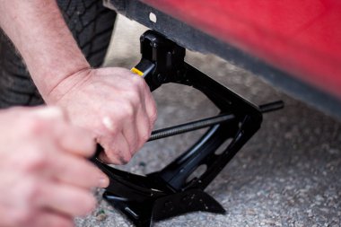 Bir araba kırık kaldı yolda sürücü bir vinç l için alır